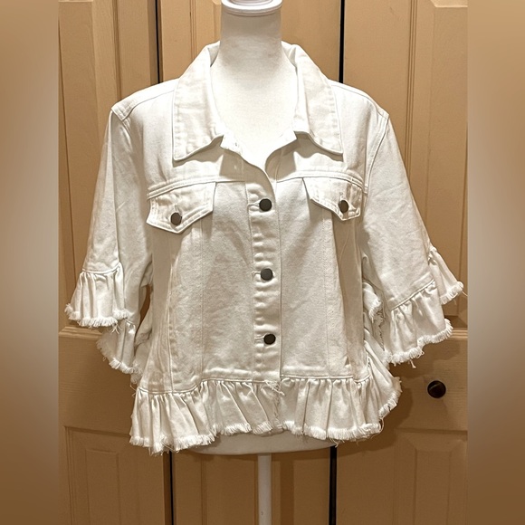 Ruffled denim / jean jacket w/ distressed hems. Buttoned up, oversized. White. M - Picture 5 of 13